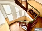 Hochwertige 3-Zimmer Wohnung mit Einbauküche in Kurparknähe! - Historisches Treppenhaus