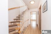 Energiesparendes familienfreundliches Reihenmittelhaus mit Carport - Treppenaufstieg2